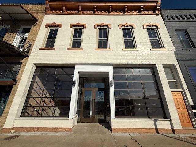 Front Of Building and Roll up Doors Each Side - 206 E Main St