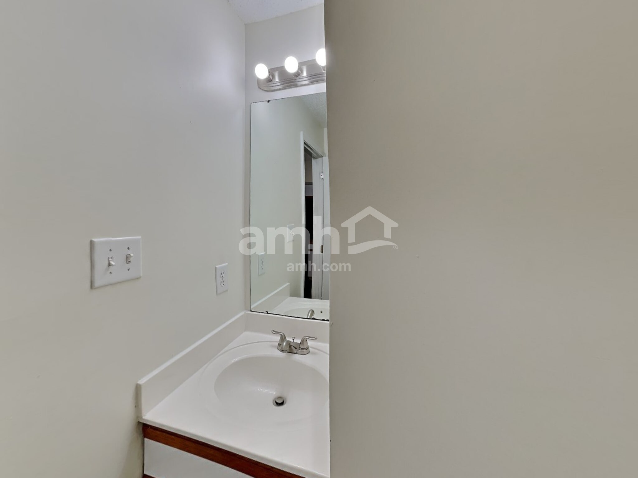 Building Photo - 1617 Oak Knoll Ln