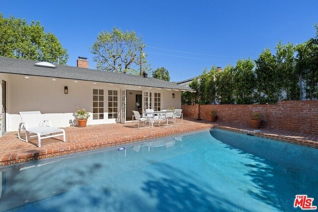 Building Photo - 864 Bienveneda Ave