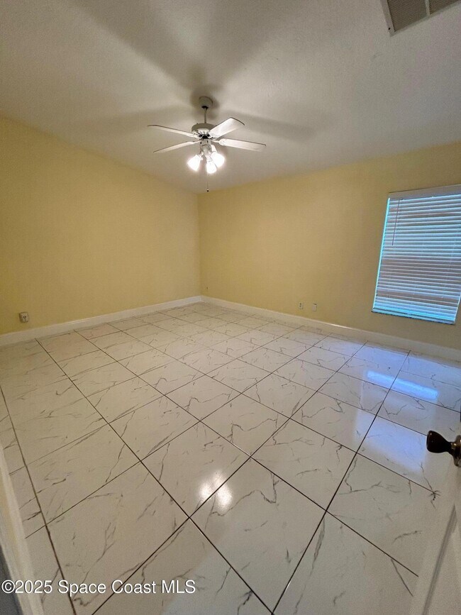 Building Photo - 3266 Weyburn Ave SE