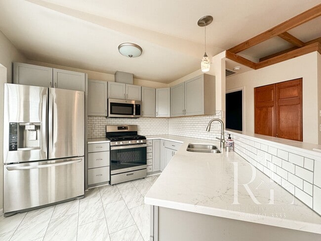 Building Photo - Rambler with 2-Car Garage, RV/Boat Parking...
