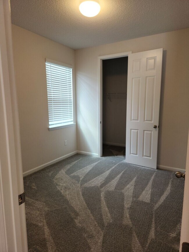 Building Photo - Perfect size, perfect location!