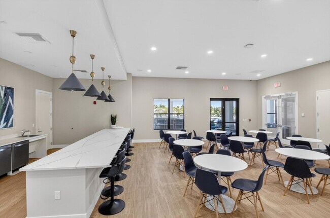 Building Photo - 5908 Viale Elizabeth