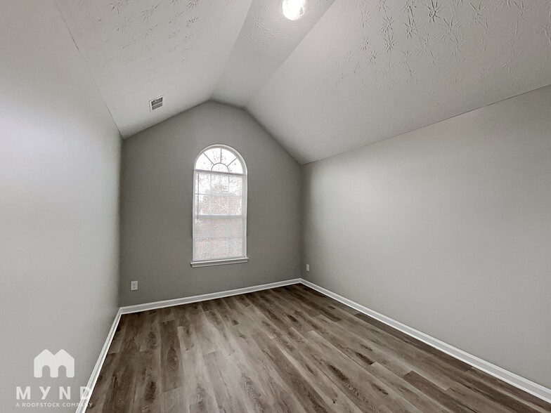 Building Photo - 2892 Two Lakes Cir