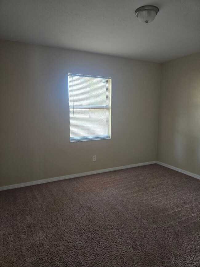 Building Photo - 3 bedroom 1 bath home