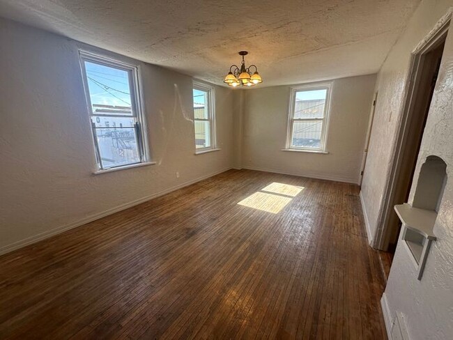 Building Photo - FOR RENT- Two Bed One Bath Downtown Apartm...