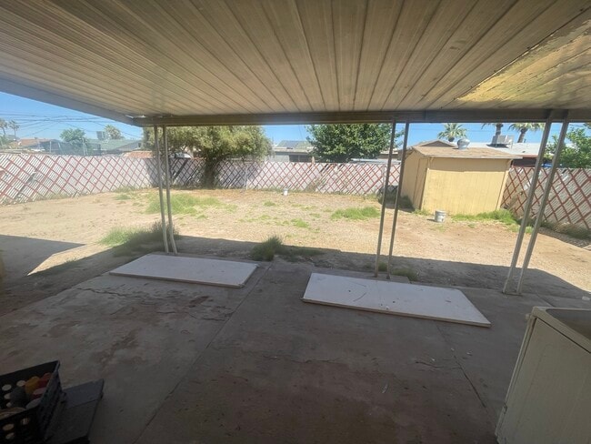 Building Photo - Three Bed Two Bath Fenced Yard