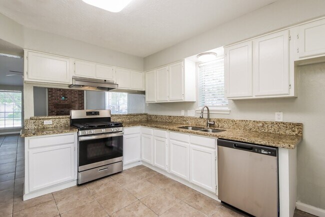 Building Photo - 2823 Forestbrook Dr