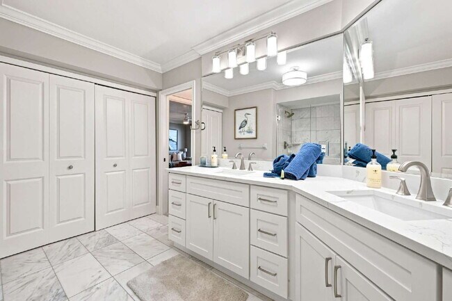 Building Photo - Chateau Vanderbilt 3 bedroom condo with water views.