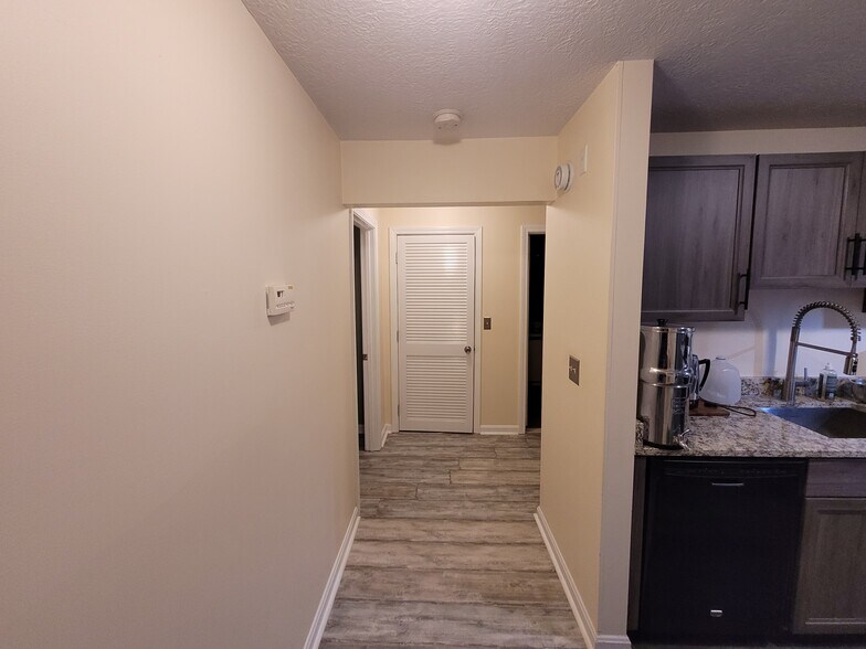 Building Photo - 5 Timberwood Dr