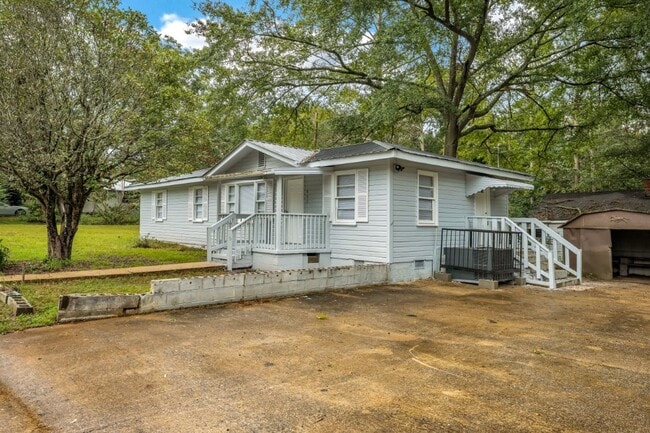 Building Photo - Renovated 4 BR Home- Move In Ready!