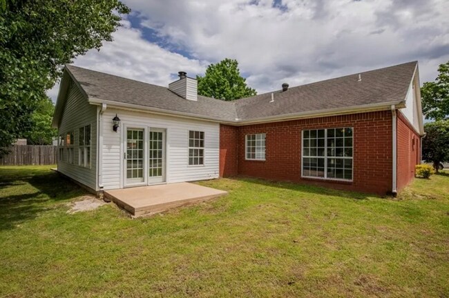 Building Photo - Great Location! Family House! 3 bedroom,  2.5 bathroom, large bonus room, 2 car garage