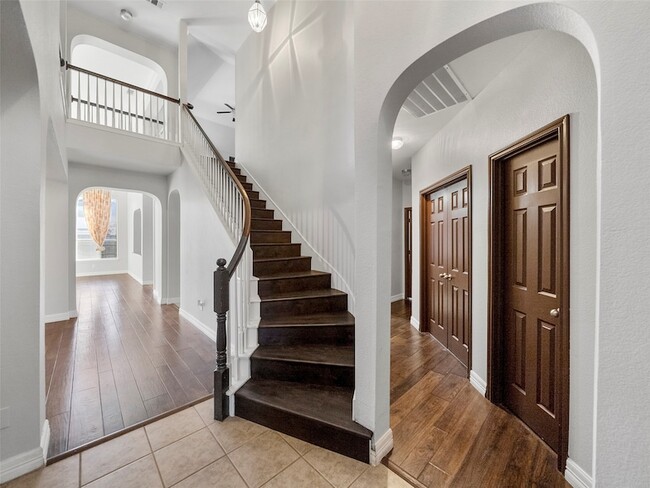 Building Photo - 9943 Red Cedar Dr