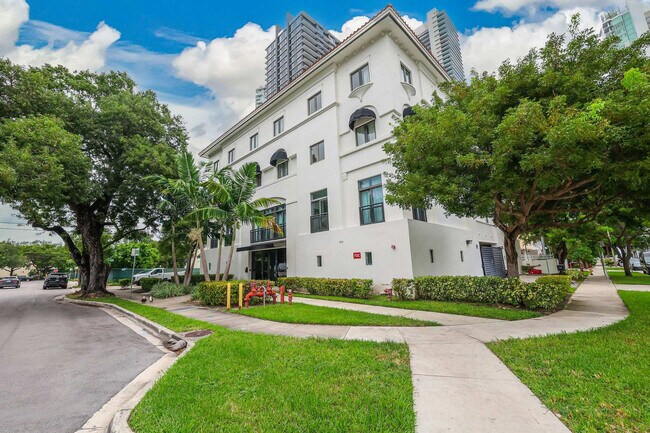 Building Photo - 3031 NE 4th Ave