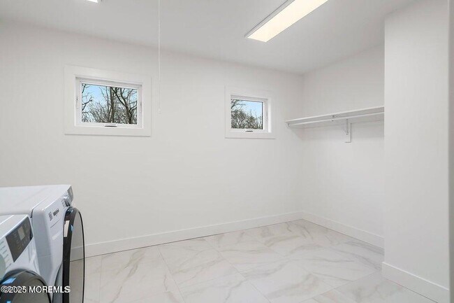 Building Photo - 527 Woodview Rd