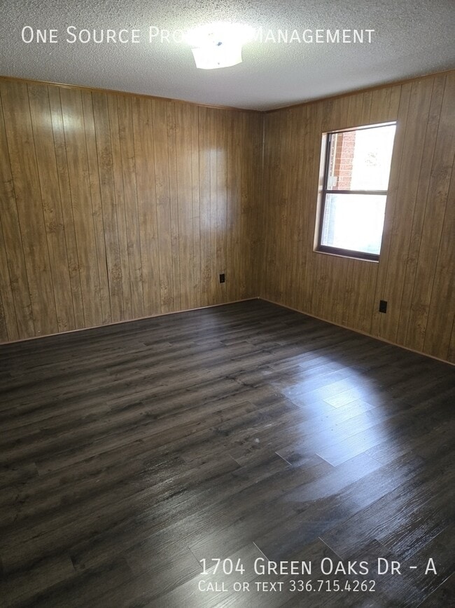 Building Photo - 1704 Green Oaks Dr SE