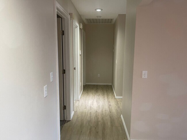 Building Photo - BEAUTIFUL Spacious home with an open floor plan in a great area!
