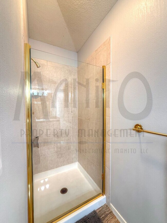 Building Photo - Elegant & Sprawling South Hill Home