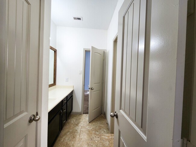 Building Photo - 4515 Greenleaf Dr
