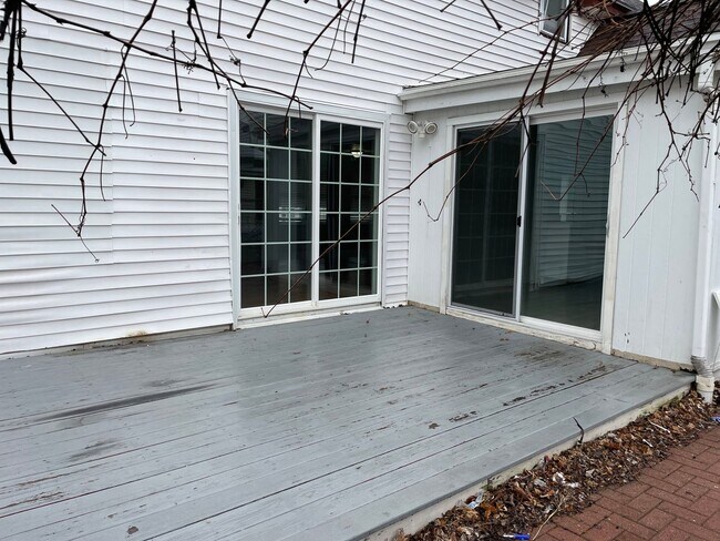 Building Photo - Bright, Spacious Single Family in Central Lowell, 4/5 Bedrooms, Off-street parking