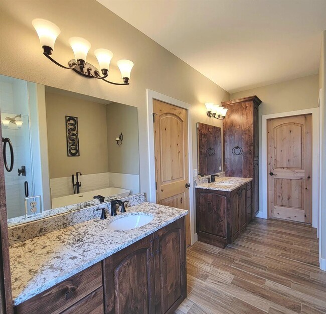 Building Photo - 14 Eagletail Dr