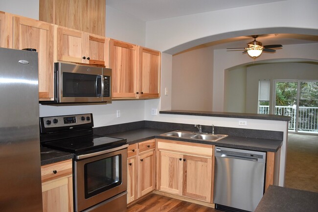 Building Photo - Gorgeous 2br/2.5ba Townhouse in Desirable ...