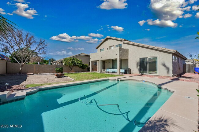 Building Photo - 1453 E Saragosa St