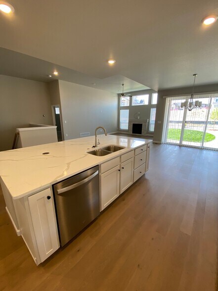 Building Photo - 6526 Miro Ln