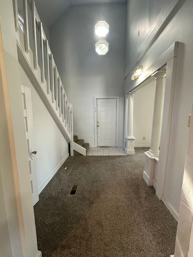 Building Photo - 4 bedroom / 2 bath home with lots of room!