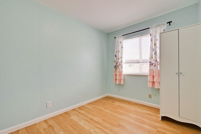 Building Photo - Beautiful 4 Bed 2.5 Bath Town Home in Fremont Northgate Area !