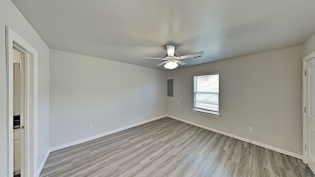 Building Photo - 2 Bedroom 2 Bathroom 2 Car Garage Duplex close to Broadway Extension, a short distance from Edmon...