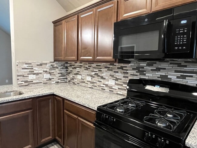 Building Photo - Like new 3 bedroom, 2 bath in the gated community of Point Aquarius/Summerchase