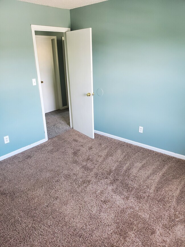 Building Photo - 1925 Heatherwood Dr