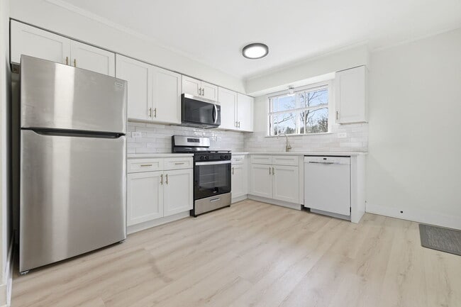 Building Photo - 382 Oak Trails Rd