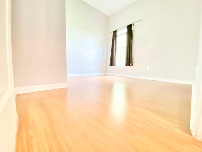 Building Photo - Stunning Lake View Home in Waterside Estate!