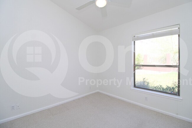 Building Photo - 902 E Desert Flower Ln