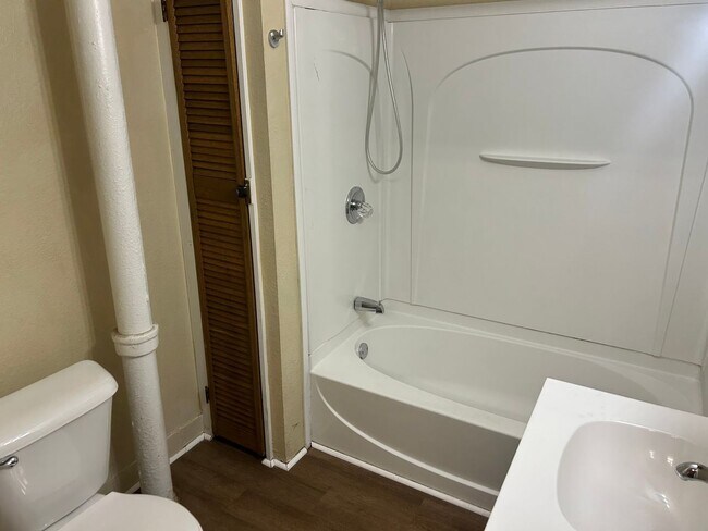 Building Photo - 2341 Caledonia St