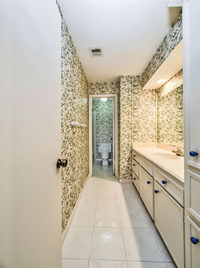 Building Photo - 8022 La Brea Dr