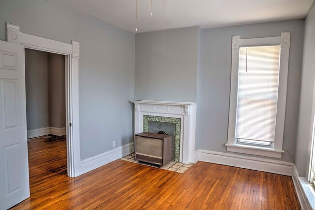 Building Photo - 246 1/2 W 5th Ave