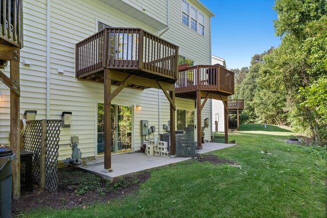 Building Photo - WOW!! - LARGE townhome  Close to everything