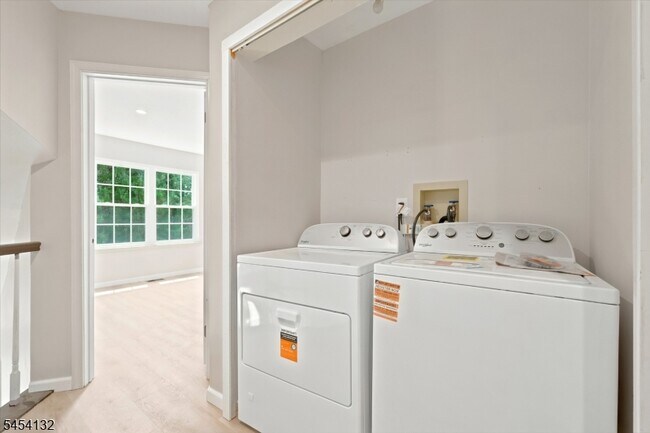 Building Photo - 703 Porter Way W