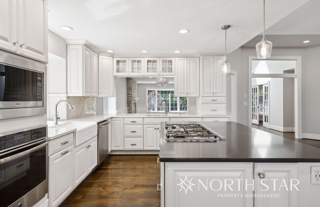 Building Photo - Stunning Lake Oswego Home with Space for E...