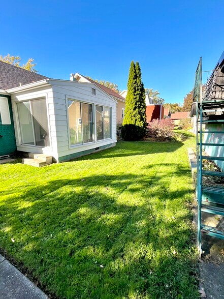 Building Photo - 706 Grand Ave NE