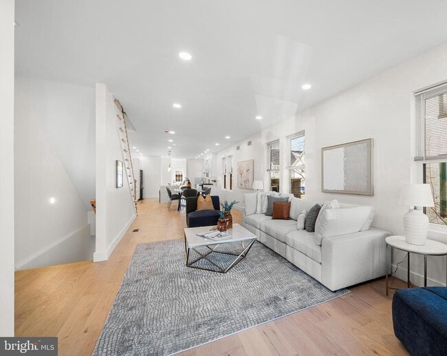 Building Photo - 705 Preston Ave