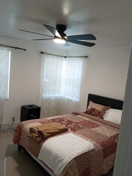 Building Photo - 2701 NE 9th Ave