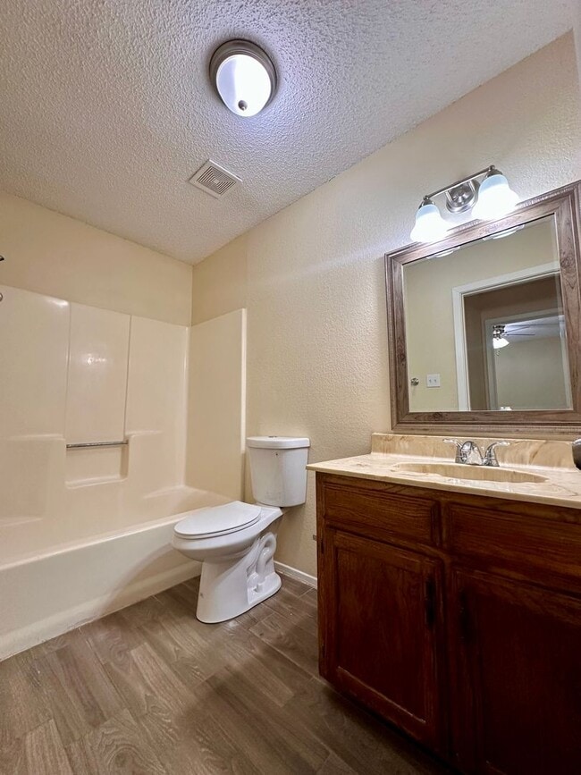 Building Photo - 2 bedroom 2 bathroom Duplex in 76015