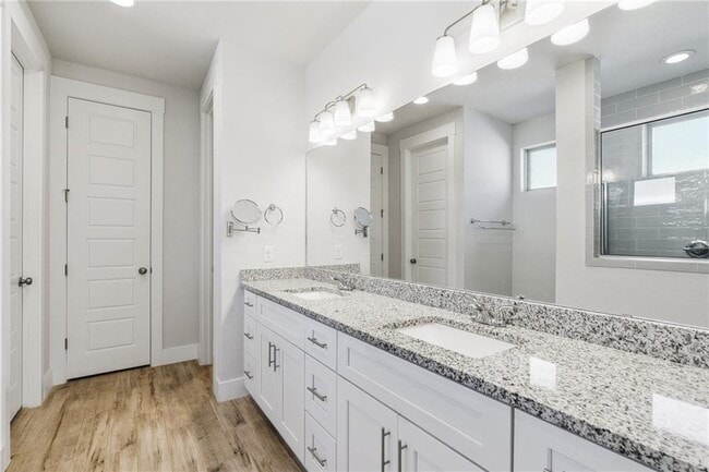 Building Photo - 941 Del Raphael Dr