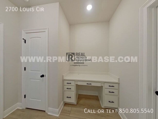 Building Photo - 2700 Louis Cir