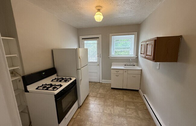 Building Photo - 415 Probasco St