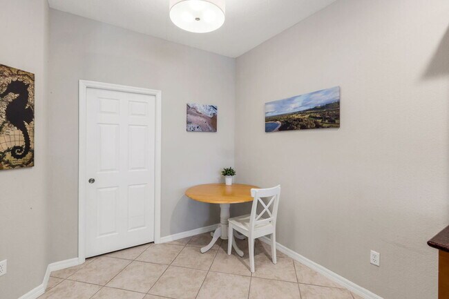 Building Photo - "Spacious 3-Bedroom Condo Retreat in Ester...